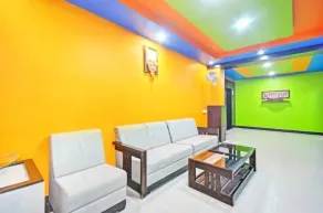 PPH Living TriColours Hotel Gandhipuram - Coin salon dans le hall