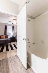 Uptown CityPlace Apartments X RBA Living - Badezimmer