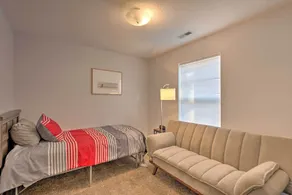 Cozy Cedar Rapids Pad - 2 Blocks to Mercy Care! - Interior