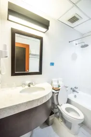 Microtel by Wyndham Batangas - Bathroom