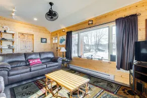 Lakefront Cabin w/ Shared Beach in Cecil! - Interiör