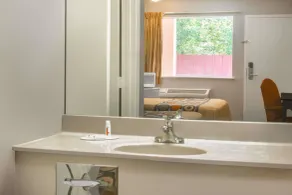Super 8 by Wyndham Durham/University Area NC - Salle de bain
