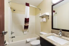 Red Roof Inn Auburn - Badezimmer
