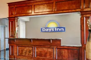 Days Inn & Suites by Wyndham Houston North - Spring - Lobby