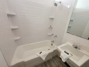 The Hastings Inn Salina - Bathroom