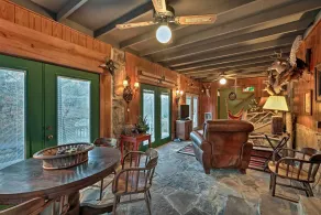 Spacious Waterfront Retreat w/ Dock & Hot Tub - Interiör