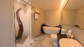 Lolita's Bed & Breakfast Lunch & Dinner - Bathroom