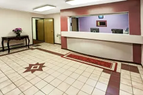Super 8 by Wyndham Heath/Newark - Hall