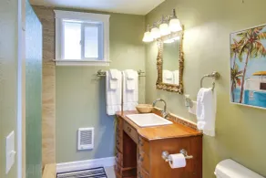 Coastal Lincoln City Home w/ Spacious Deck! - Intérieur