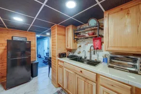 Beckley Studio w/ Private Hot Tub & Home Gym! - Intérieur