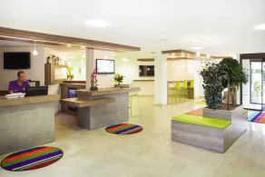 ibis Styles Niort Poitou Charentes - Eingangsbereich