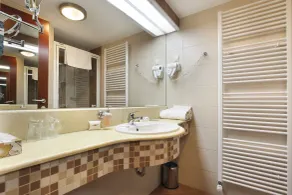 Airport Hotel Budapest - Bathroom