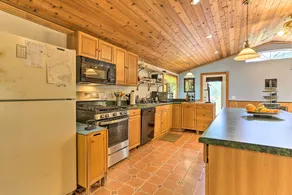 Bright Tucked-Away Cabin w/ Furnished Deck + Grill - Innvendig