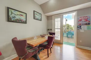 Coastal 'Sea Side' Townhome - Walk to Beach! - Innvendig