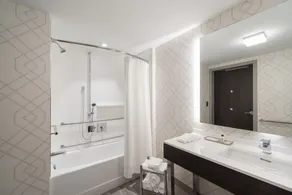 Holiday Inn Boston Logan Airport - Chelsea by IHG - Salle de bain