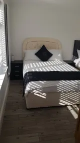 GATWICK ROOMs-TRAVEL SERVICE-AIRPORT PARKING - Room