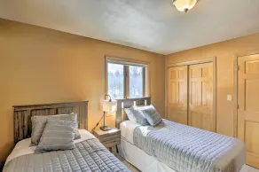 Riverfront Crivitz Condo w/ Fireplace & Views - Værelse