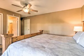 Lakefront Home w Dock 2 Cozy Decks Views - Innenbereich