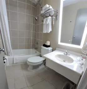 Baymont by Wyndham Liberty MO - Salle de bain
