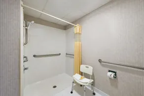 Quality Inn & Suites near Robins Air Force Base - Salle de bain