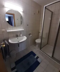 Kinderfreundliches Privatzimmer mit Garten und Terrasse - Badezimmer