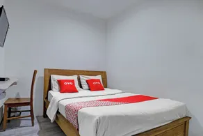 OYO Life 92877 Hotel Rainbow 7296 - Habitación