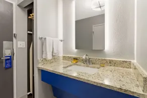  Best Western Plus Cleveland Inn & Suites - Salle de bain