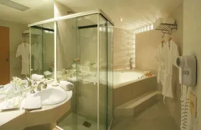 Plaza Real Suites Hotel - Badezimmer