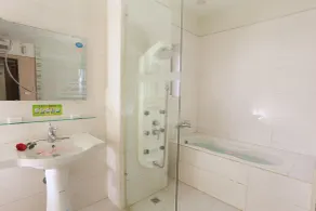 King Town Hotel - Bathroom