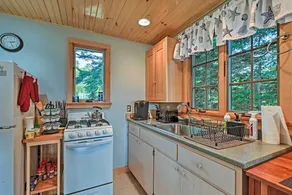 Charming Stonington Studio w/ Ocean Views! - Interiör