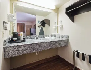 Red Roof Inn Oklahoma Airport I 40 W Fairgrounds - Bathroom