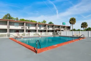 Quality Suites Wildwood - The Villages - Pool