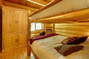 Secluded Log Cabin in NW Michigan: Hot Tub & Deck - Chambre