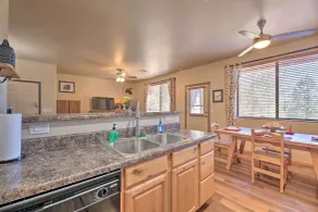 Near Lake & Trails: Show Low Condo w/ Grill! - Interiør