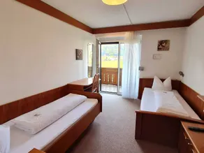 Twin room, shower or bath, toilet, balcony - Habitación