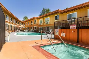 Auburn House Hotel - Basseng