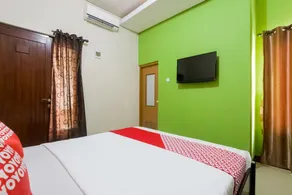 D'Waru Homestay Syariah near Jl Slamet Riyadi Mitra RedDoorz - Room