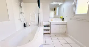 StayAU 2BR Home with Stunning Views in Tasmania - Badeværelse
