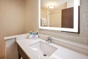 Holiday Inn Express & Suites New Castle by IHG - Bathroom