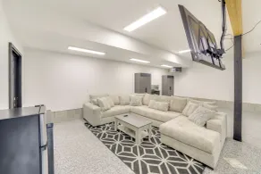 Walk to Waterfront: Michigan Retreat w/ Game Room - Innvendig