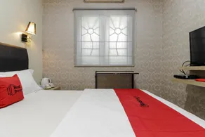 RedDoorz Plus near Lippo Cikarang Mall - Chambre