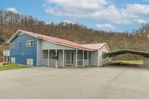 Rural Group Getaway w/ Creek Access in Berryville! - Innenbereich