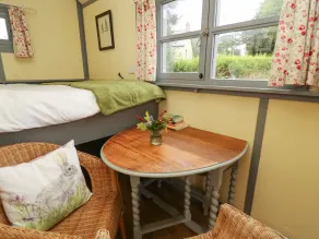 Brown Hare Shepherds Hut - Room
