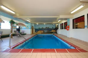 Super 8 by Wyndham Troy IL/St. Louis Area - Piscina