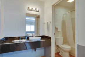 Bridgeview Hotel - Bathroom