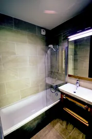 Hotel Saint Charles - Deluxe Doppelzimmer - Badezimmer