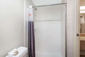 Baymont by Wyndham Orlando South - Salle de bain
