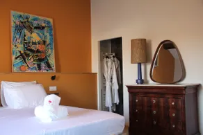 MARCELLE EN CAMARGUE - intra muros - piscine et jardin - petit déjeuner compris - Værelse