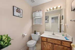 Spacious Kansas City Townhome with 2 Living Rooms Near Downtown and MCI Airport - Bathroom