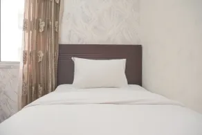Nice and Elegant 2BR at Marina Ancol Apartment By Travelio - Værelse